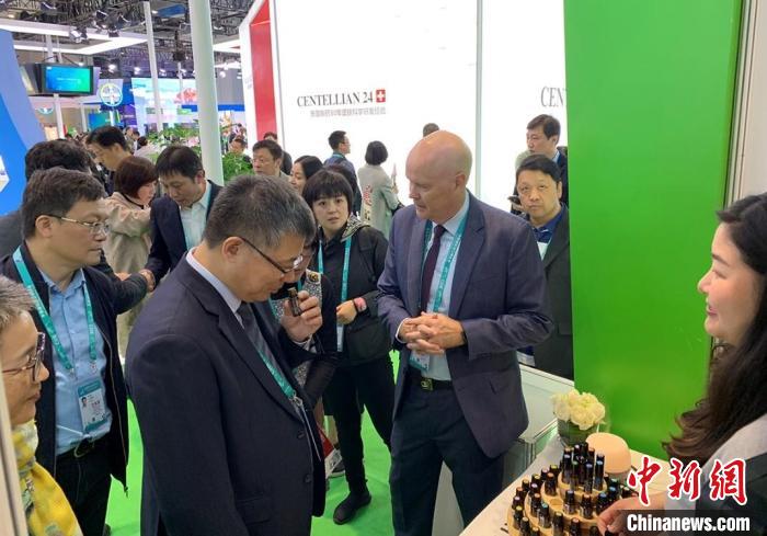 多特瑞在首届进博会上的展台为9平方米“标摊” 多特瑞中国供图 多特瑞在首届进博会上的展台为9平方米“标摊” 多特瑞中国供图