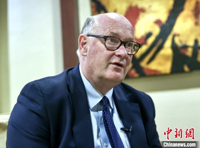 当前,世界经济发展态势尚未走出疫情阴霾,经济复苏面临重重困境。参加“一带一路”国际合作高峰论坛咨询委员会第五次会议的汇丰集团前主席范智廉近日在北京接受中新社记者专访指出,当前,全球经济复苏乏力,国际社会需要思考如何优化供应链配置,但需警惕个别国家以优化供应链为由搞保护主义。 中新社记者 易海菲 摄 当前,世界经济发展态势尚未走出疫情阴霾,经济复苏面临重重困境。参加“一带一路”国际合作高峰论坛咨询委员会第五次会议的汇丰集团前主席范智廉近日在北京接受中新社记者专访指出,当前,全球经济复苏乏力,国际社会需要思考如何优化供应链配置,但需警惕个别国家以优化供应链为由搞保护主义。 中新社记者 易海菲 摄