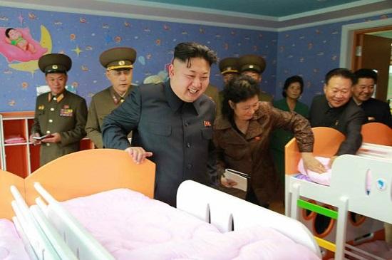 金正恩视察育儿院和爱育院赞建筑“富丽堂皇”