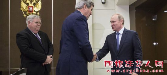 2015年5月12日,在俄罗斯索契,美国国务卿克里(左)与俄罗斯总统普京在会谈前握手。(新华社图片) 2015年5月12日,在俄罗斯索契,美国国务卿克里(左)与俄罗斯总统普京在会谈前握手。(新华社图片)