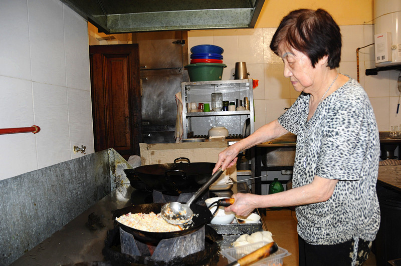 10，老妈妈亲自掌厨.JPG