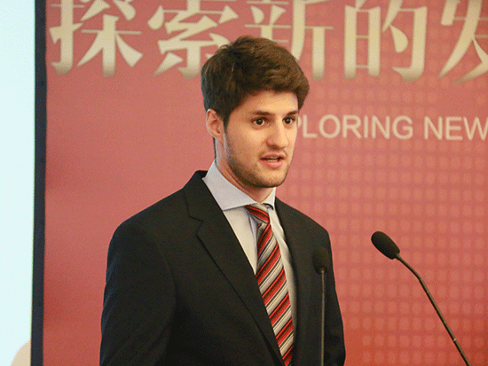 上图为阿根廷青年学者赫尔曼·雷耶斯(图片来源:新浪财经 顾国爱 摄)