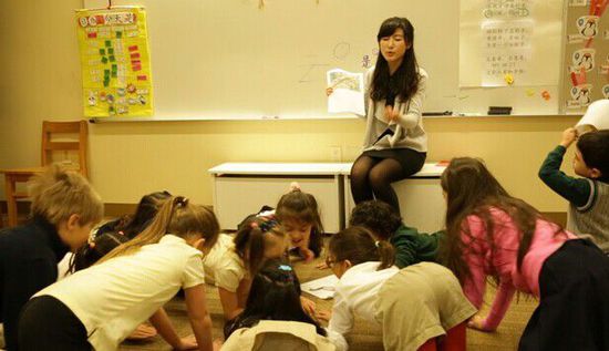 资料图：中文教学“从洋娃娃抓起”。