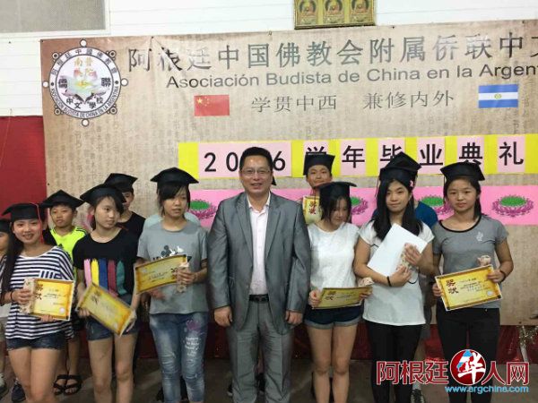 陈领与同学合影600.jpg