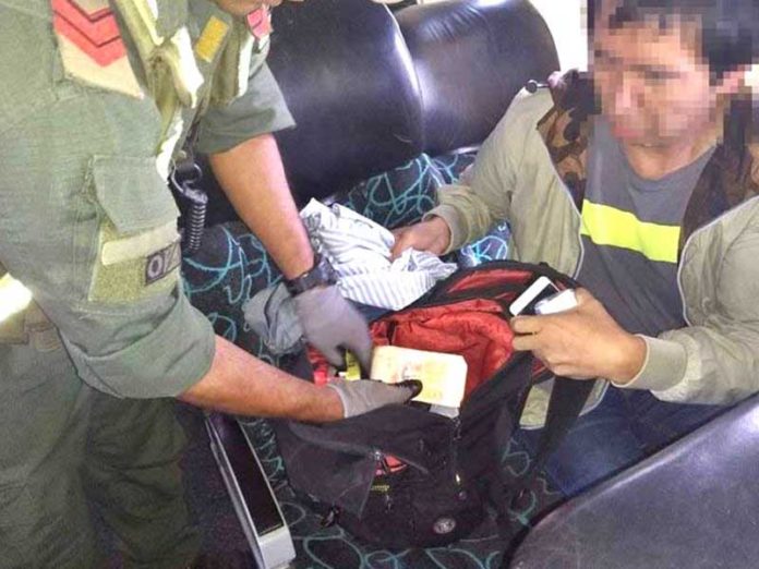 p6-chino-sorprendido-en-tráfico-de-divisas-696x522.jpg