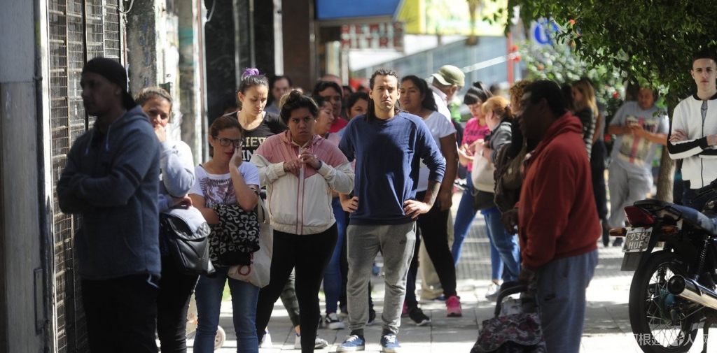 cola-frente-a-los-bancos___JN2w4vksi_1256x620__1