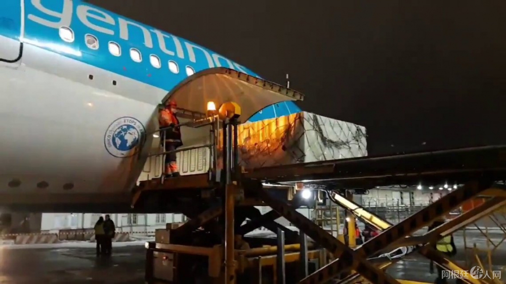 vacuna-contra-el-coronavirus-sputnik-v-avion-aerolineas-argentinas