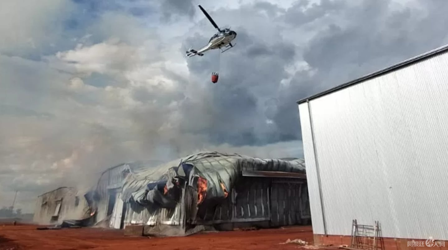 un-helicoptero-con-helibalde-colaboro-para-apagar-las-llamas-foto-plan-b-noticias-de-misiones-LKAG3DXUHREBTOHD3ORGQOFB2A
