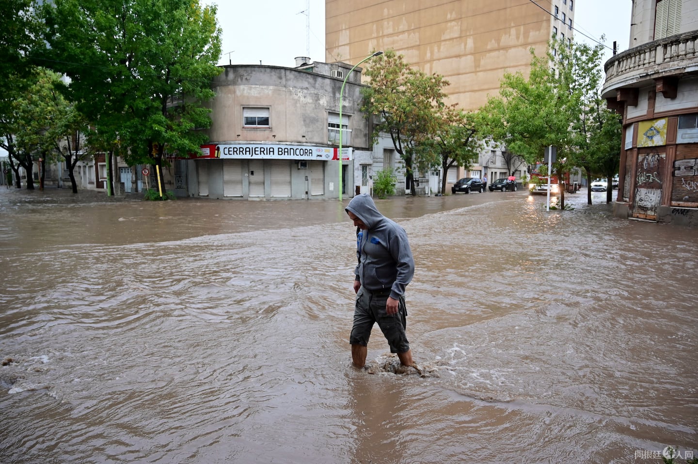 bahia-blanca-suspendio-todas-las-actividades-y-el-transporte-desde-las-14-por-aviso-de-tormentas-en-la-region-ap-fotojuan-sebastian-lobos-IUU443BKP22B67T7EIMXITUXVI