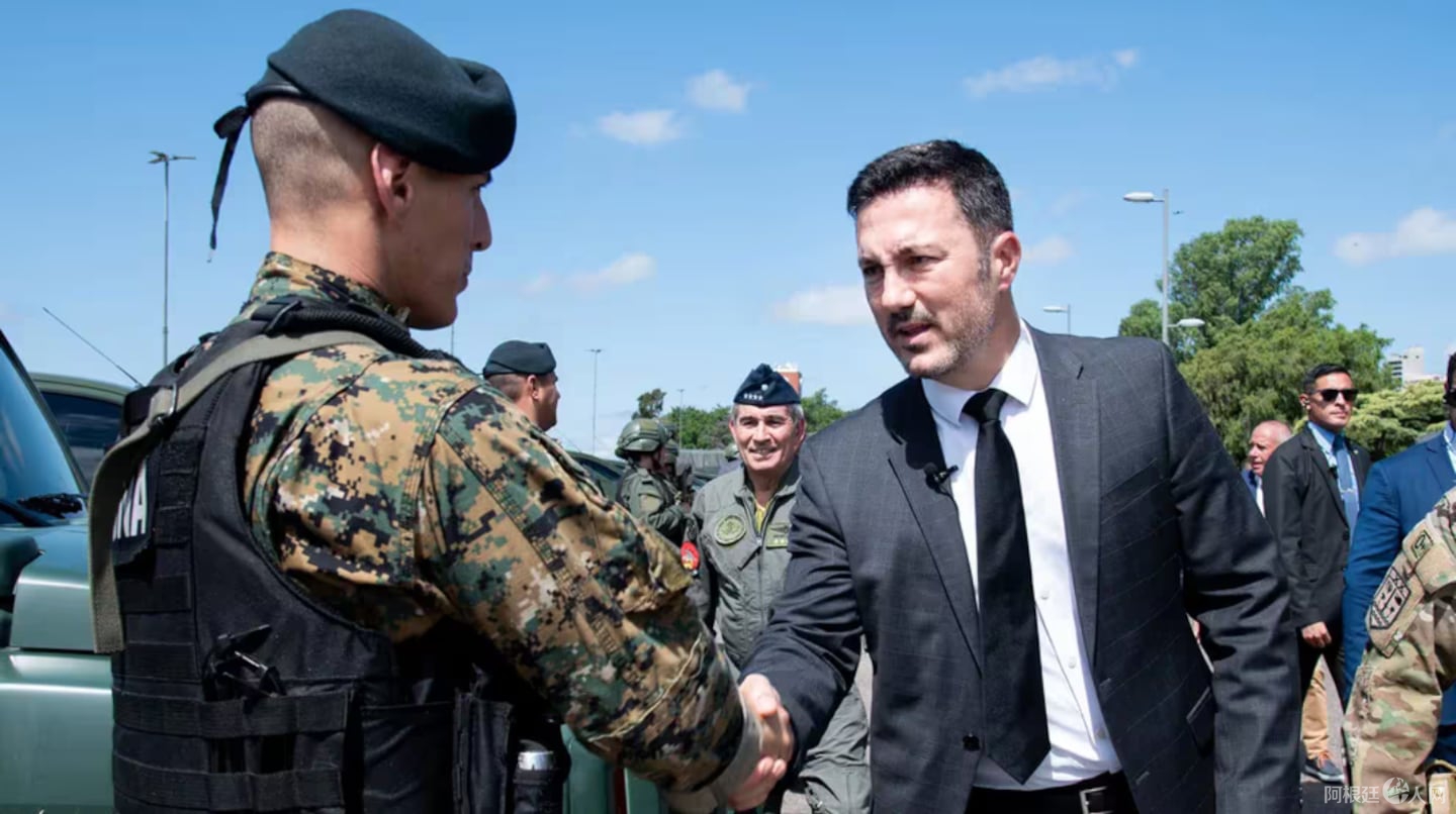 el-ministro-de-defensa-luis-petri-durante-un-despliegue-militar-en-rosario-foto-prensa-ministerio-de-defensa-ACUUCC2ZU5E75EMAK2G5NKNF2Y
