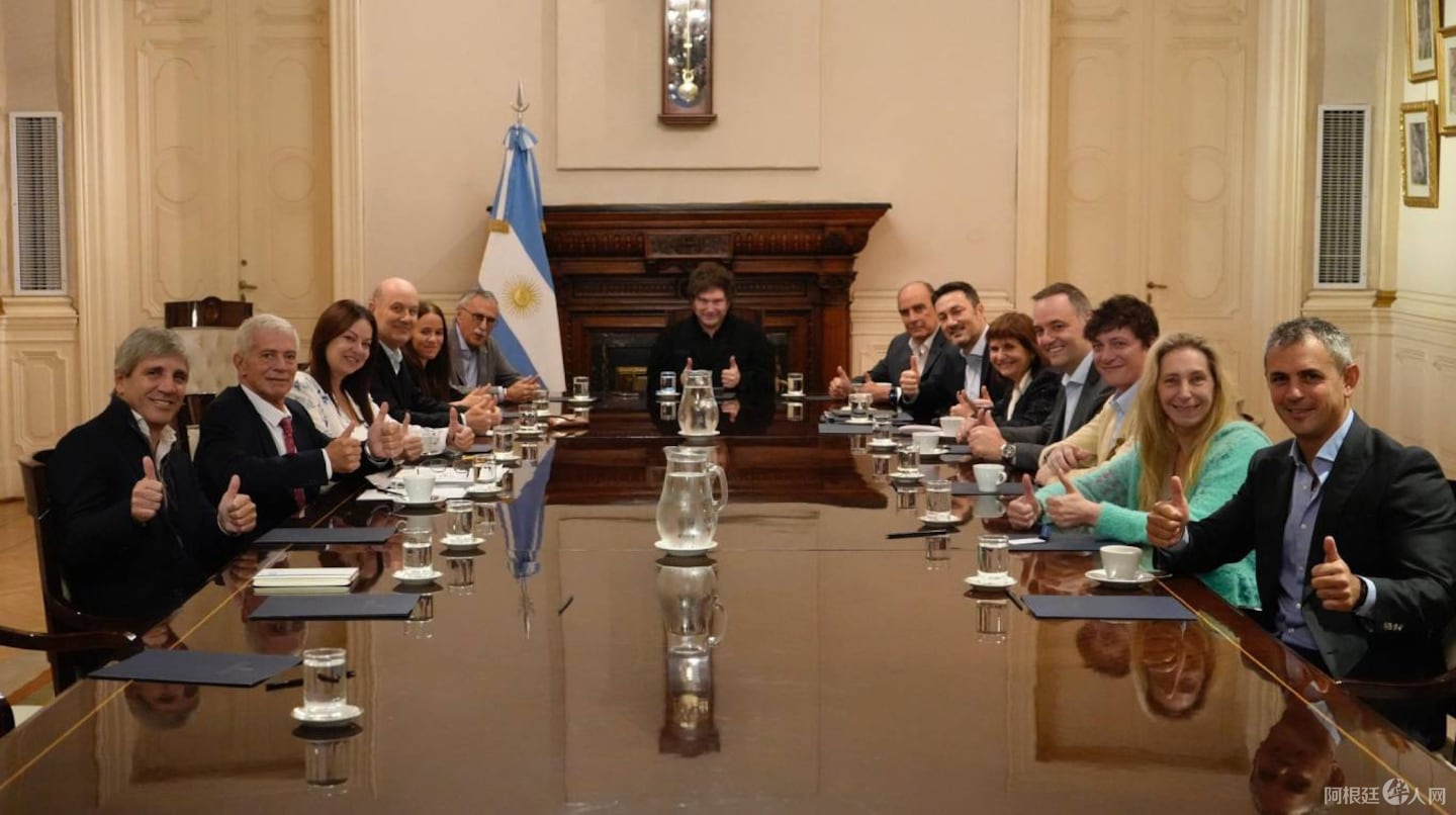el-presidente-javier-milei-con-su-gabinete-en-casa-rosada-foto-xmadorni-RXMJ4TSF45E6NL74I4VDA3SV3I-2