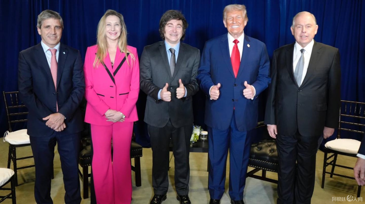 el-presidente-javier-milei-junto-a-su-comitiva-y-su-par-de-estados-unidos-donald-trump-foto-x-luiscaputoar-AXI67PUT6NDU5CGZ655OEXPOXA el-presidente-javier-milei-junto-a-su-comitiva-y-su-par-de-estados-unidos-donald-trump-foto-x-luiscaputoar-AXI67PUT6NDU5CGZ655OEXPOXA