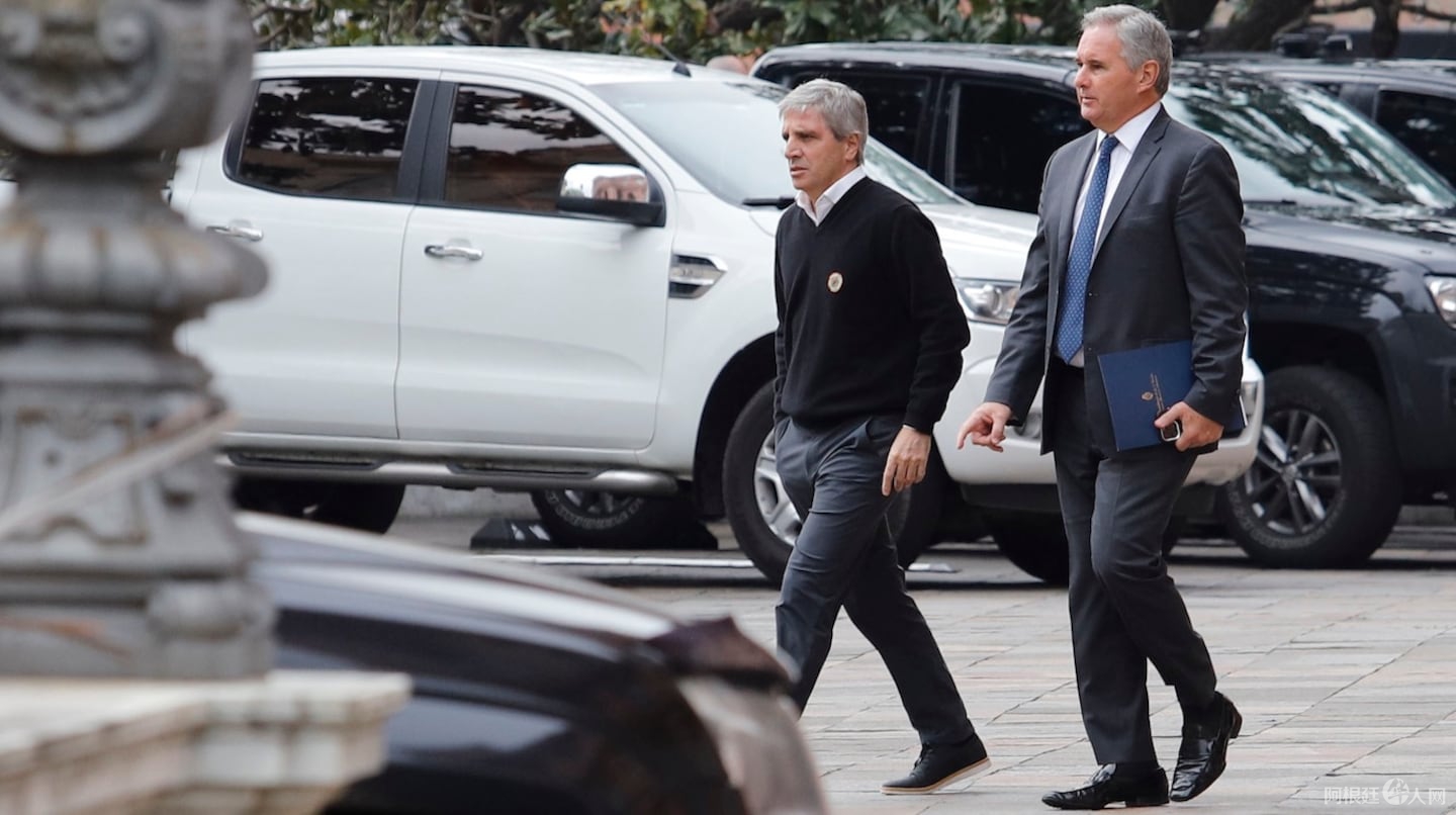 el-ministro-de-economia-luis-caputo-y-el-secretario-de-finanzas-pablo-quirno-foto-daniel-videsna-64IYZAROJ5CEJGGCHM6DROAFTM el-ministro-de-economia-luis-caputo-y-el-secretario-de-finanzas-pablo-quirno-foto-daniel-videsna-64IYZAROJ5CEJGGCHM6DROAFTM