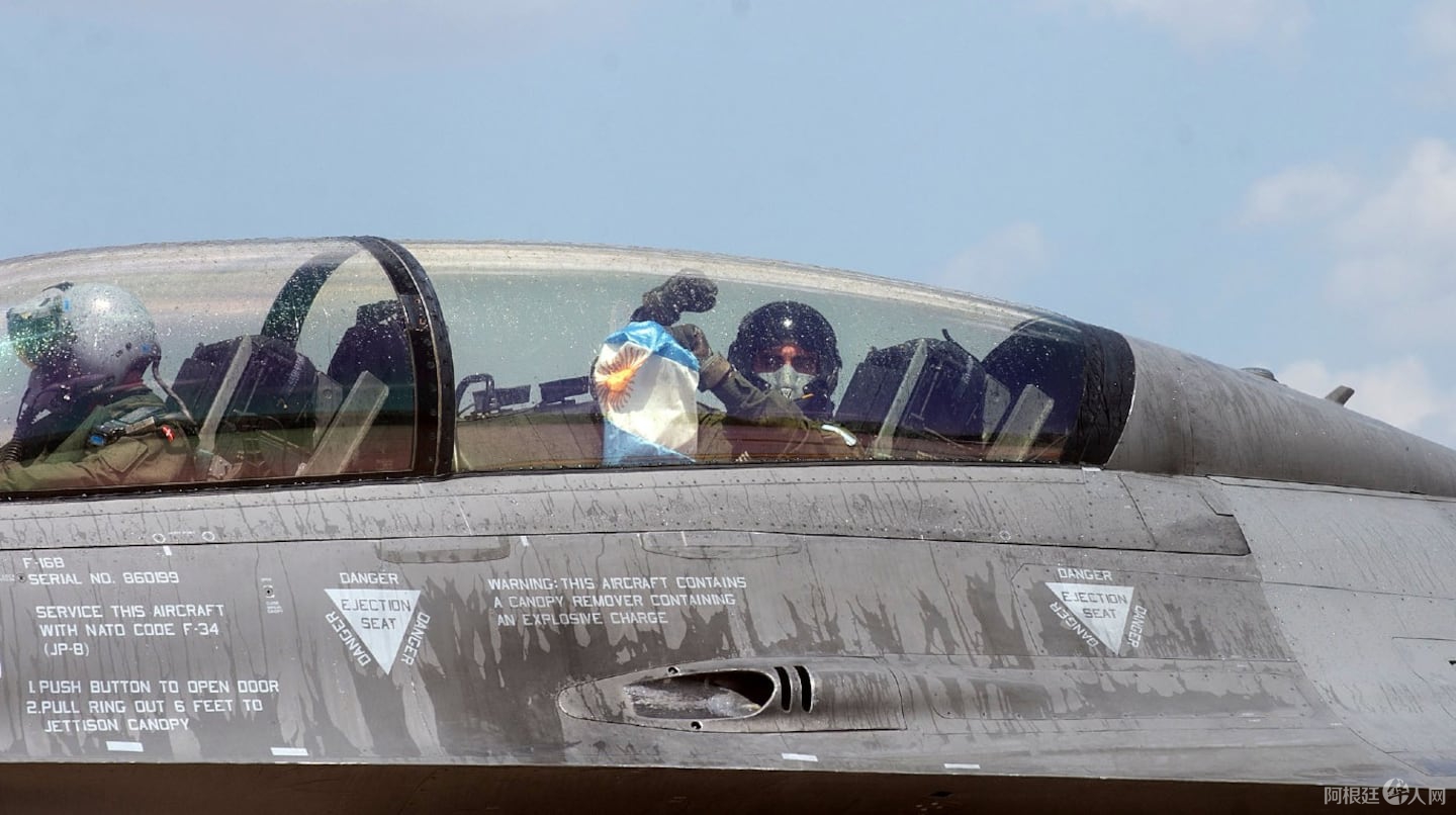 los-aviones-de-combate-f-16-hicieron-un-vuelo-rasante-por-caba-y-milei-encabezo-un-acto-de-inauguracion-foto-ministerio-de-defensa-QY5FHEH6SZG3NGT37UYACDL5VA los-aviones-de-combate-f-16-hicieron-un-vuelo-rasante-por-caba-y-milei-encabezo-un-acto-de-inauguracion-foto-ministerio-de-defensa-QY5FHEH6SZG3NGT37UYACDL5VA