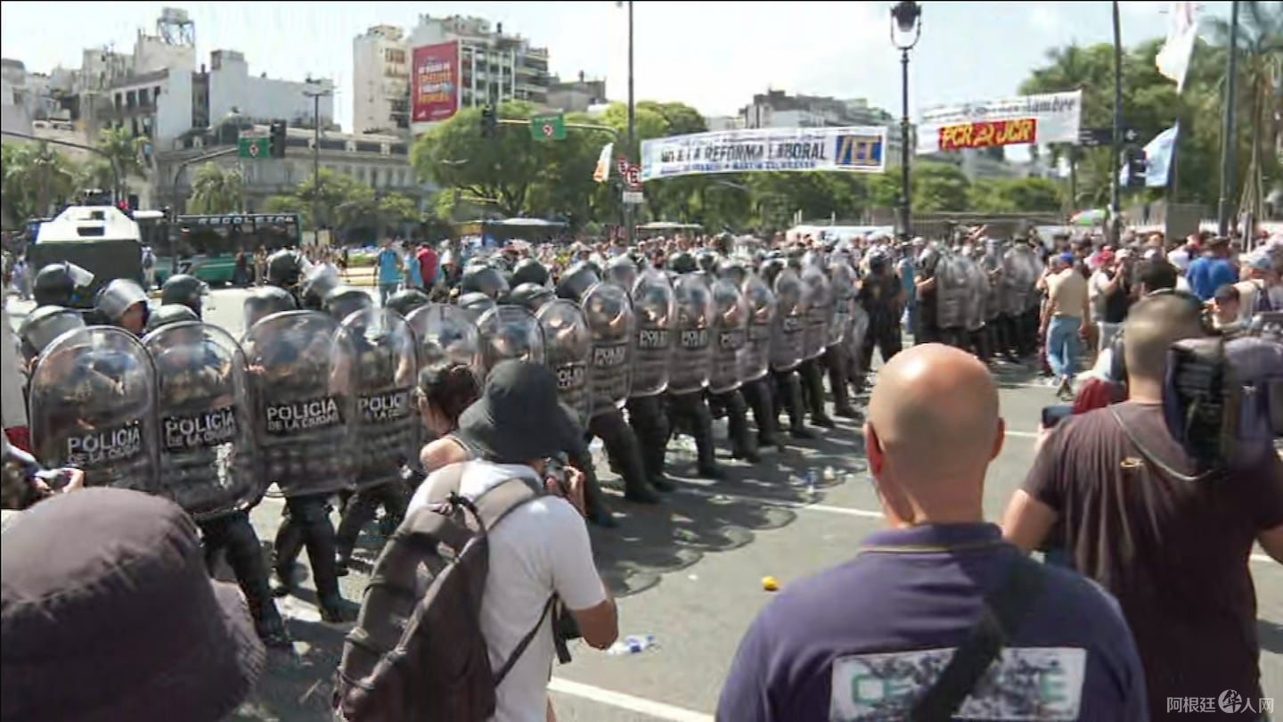 disturbios-en-la-marcha-de-la-cgt-en-plaza-de-mayo-la-policia-avanza-sobre-los-manifestantes-foto-captura-de-tn-OTCSY7QCZFEGBGIPY35ZKYHQLQ disturbios-en-la-marcha-de-la-cgt-en-plaza-de-mayo-la-policia-avanza-sobre-los-manifestantes-foto-captura-de-tn-OTCSY7QCZFEGBGIPY35ZKYHQLQ
