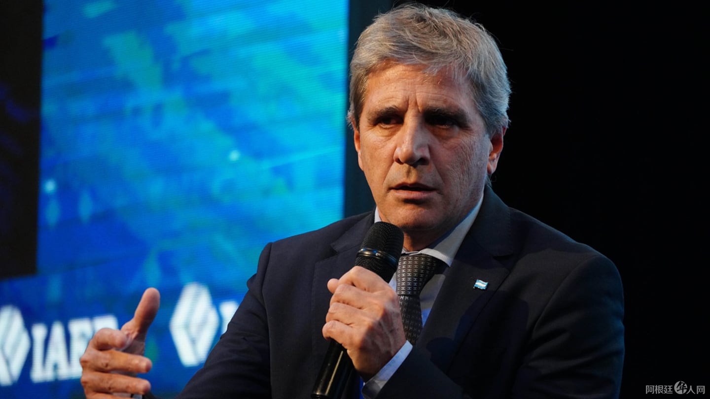 el-ministro-de-economia-luis-caputo-confirmo-que-el-gobierno-avanzara-hacia-un-esquema-en-el-que-pesos-y-dolares-convivan-sin-restricciones-foto-na-BIKAA4DCJRFBBNQHJB35IU6QTY el-ministro-de-economia-luis-caputo-confirmo-que-el-gobierno-avanzara-hacia-un-esquema-en-el-que-pesos-y-dolares-convivan-sin-restricciones-foto-na-BIKAA4DCJRFBBNQHJB35IU6QTY